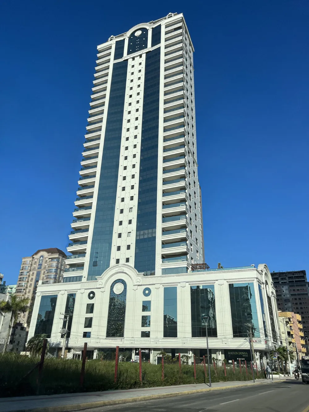 Apartamento para venda no bairro Meia Praia em Itapema