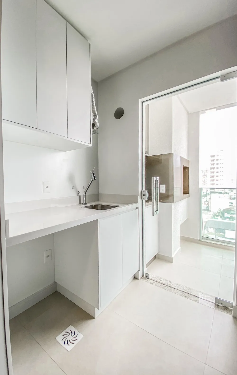 Apartamento para venda no bairro Meia Praia em Itapema