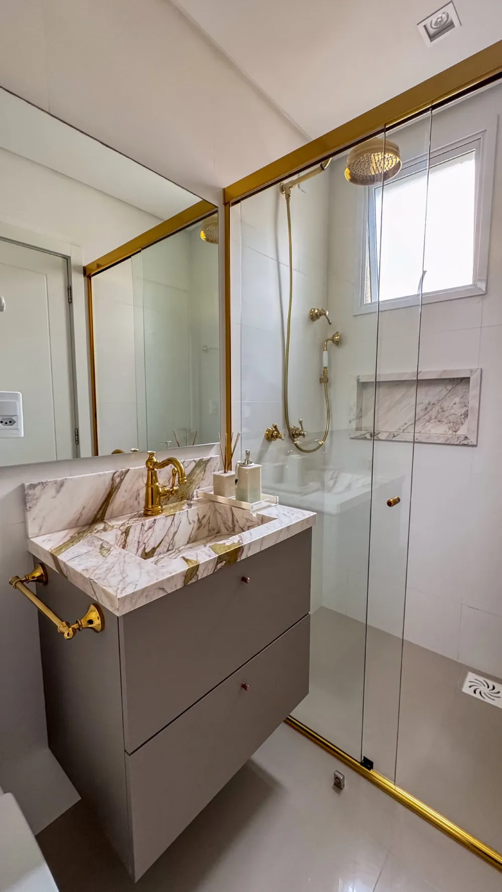 Apartamento 4 quartos para venda no bairro Meia Praia em Itapema