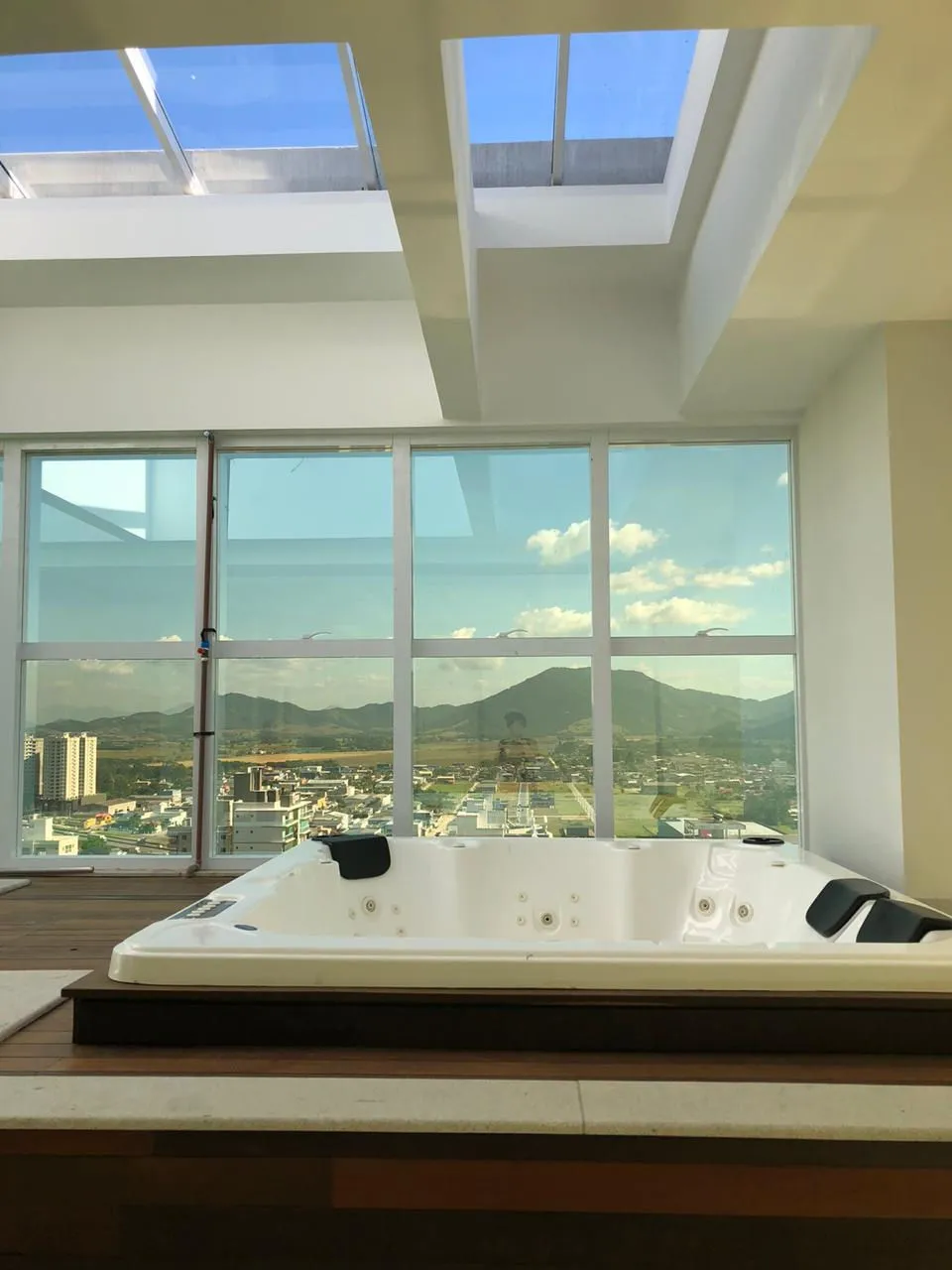 Apartamento para venda no bairro Meia Praia em Itapema
