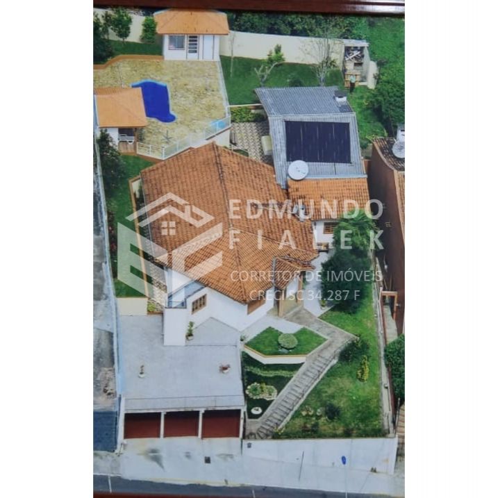 Excelente Casa com piscina.