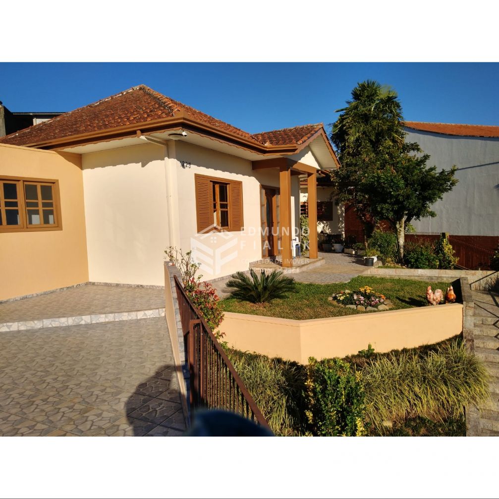 Excelente Casa com piscina.