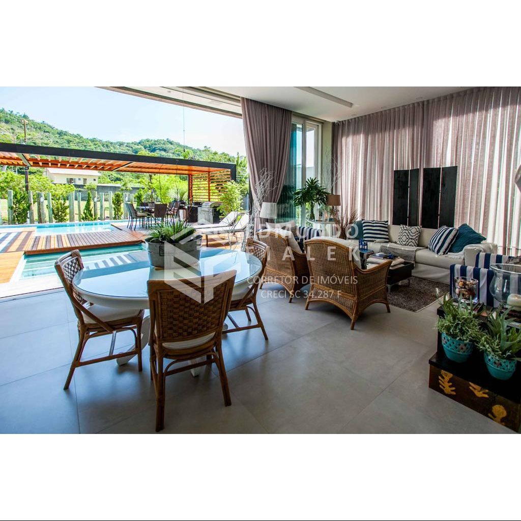 Casa Alto Padrão em Balneário Camboriú. 
